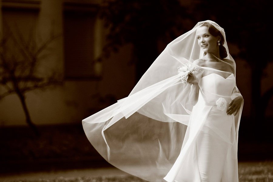 Короткое свадебное платье и длинная фата фото
